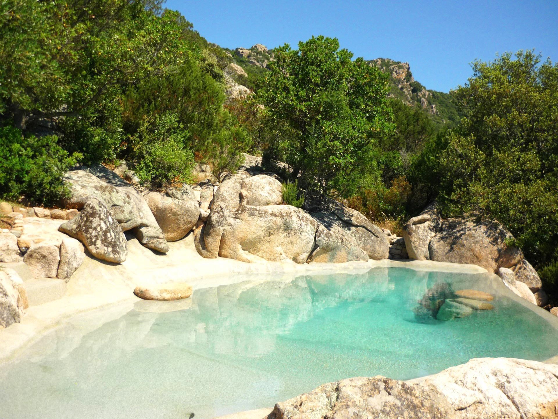 Schwimmbad in mediterraner Umgebung