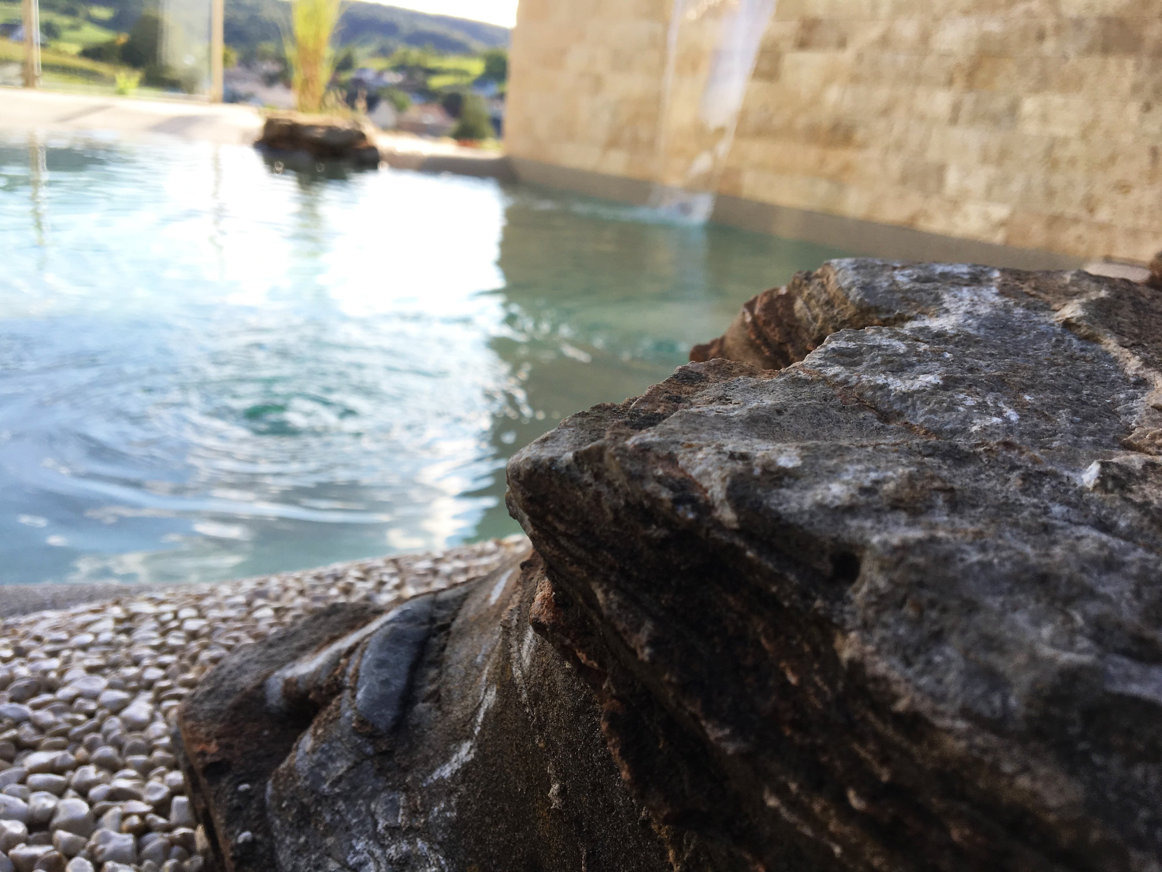 Findling im Swiss SPA-Pool für eine natürliche Erscheinung
