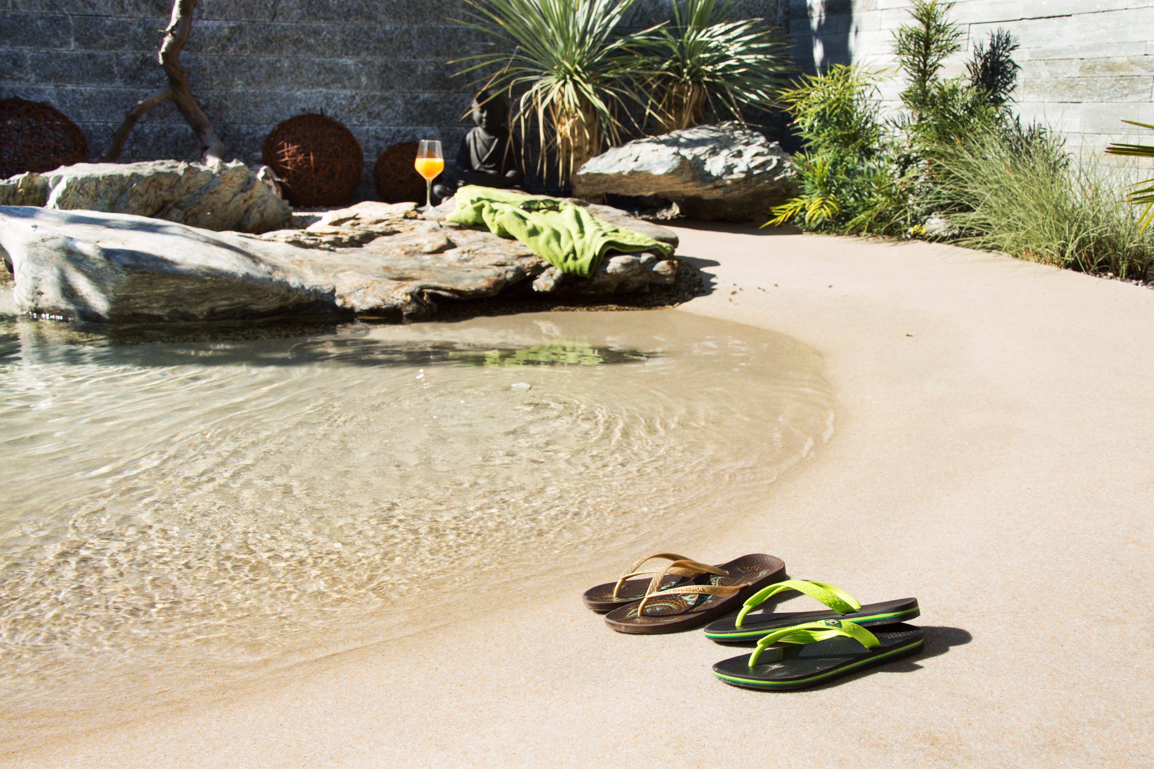 Flipflops am Strand im Garten