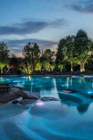 Eindrückliche Abendstimmung mit Unterwasserleuchten im Pool