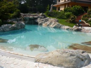 Swiss SPA-Pool in Felsen Landschaft integriert