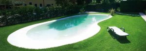 Länglicher Swiss SPA-Pool mit Liegestuhl