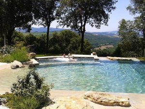 Badegäste winken aus dem Swiss SPA-Pool