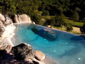 Tiefblaues Wasser im Endlos Swimming Pool