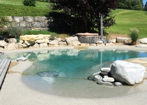 Harmonische Integration des Schwimmbeckens in die Umgebung