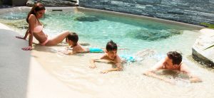 Ausruhen am privaten Strand des Swiss SPA-Pools