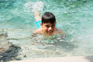 Junge im Swimmingpool