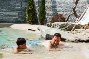 Vater und Sohn liegen am privaten Strand