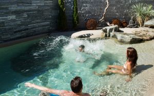 Badespass im Planschbecken des privaten Strands