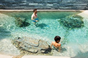 Vater und Sohn baden im Bio Design Swiss SPA-Pool