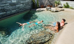Familie entspannt im privaten Schwimmbad