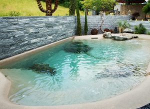 Smaragd Grünes Wasser im Bio Design Swiss SPA-Pool