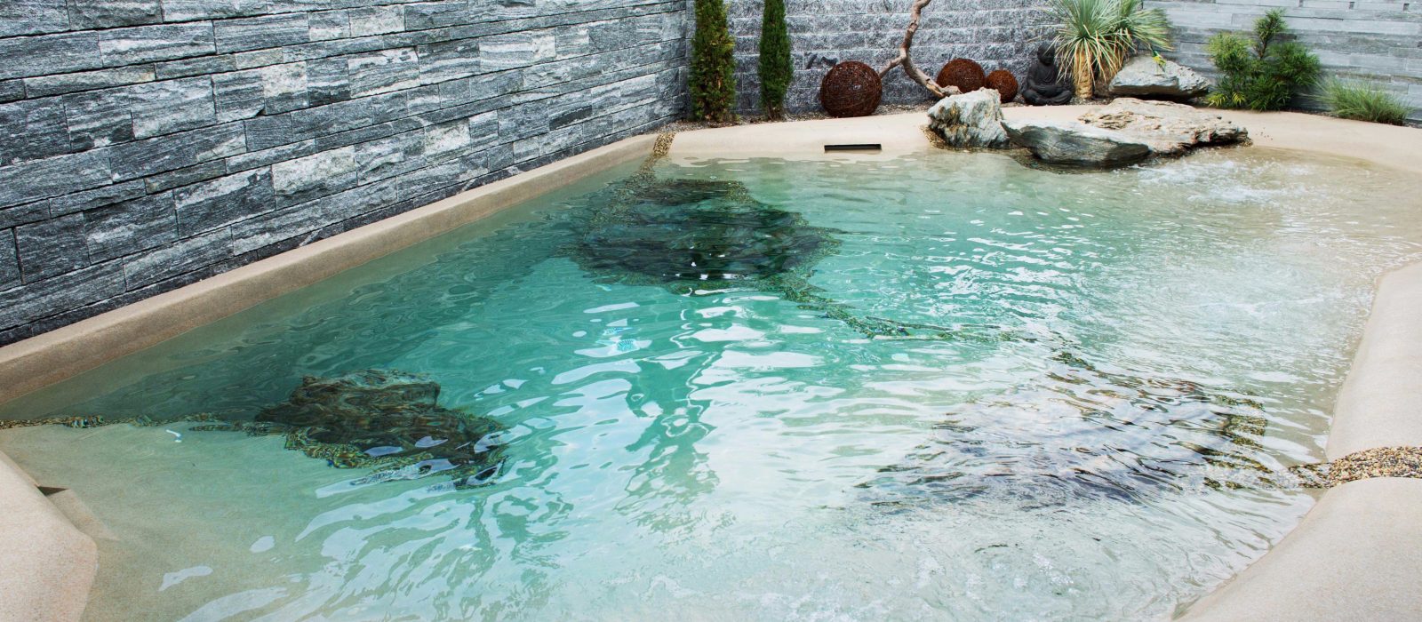Smaragdgrünes Wasser im Bio Design Swiss SPA-Pool